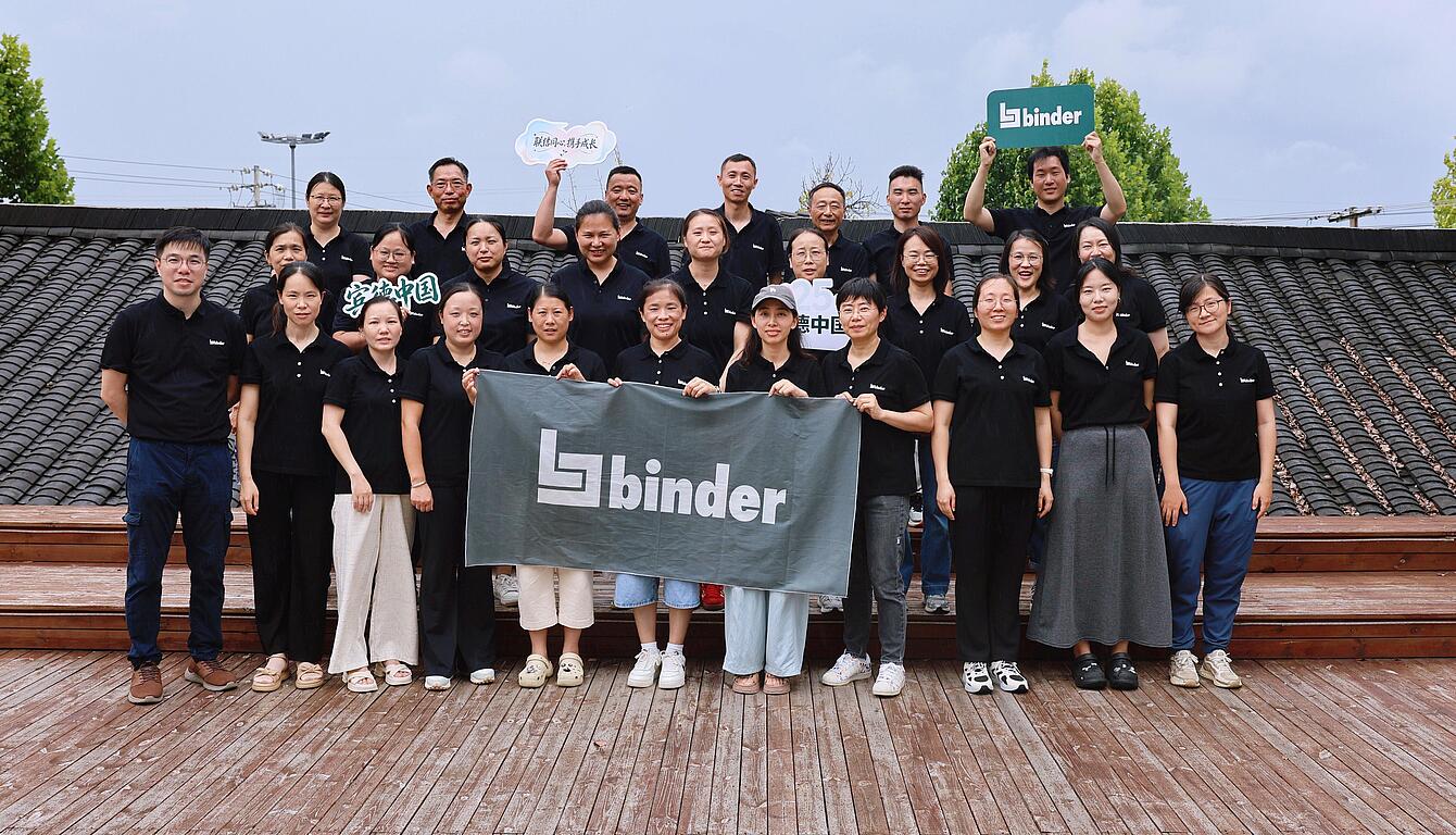 Das Team von binder China mit binder-Banner beim Gruppenfoto