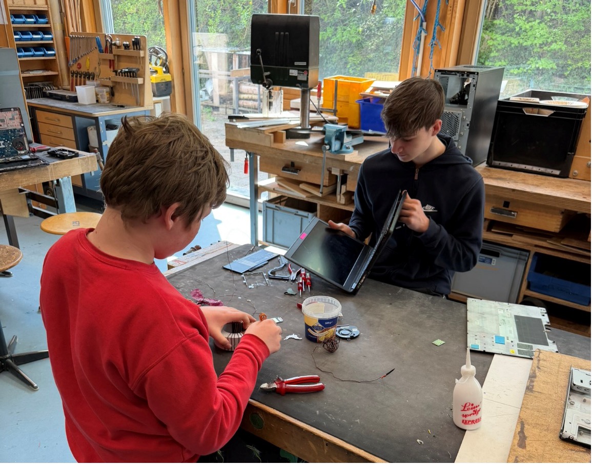 Auszubildende von binder beim Sozialen Azubi-Projekt im Klassenzimmer der Astrid-Lindgren-Schule Neckarsulm